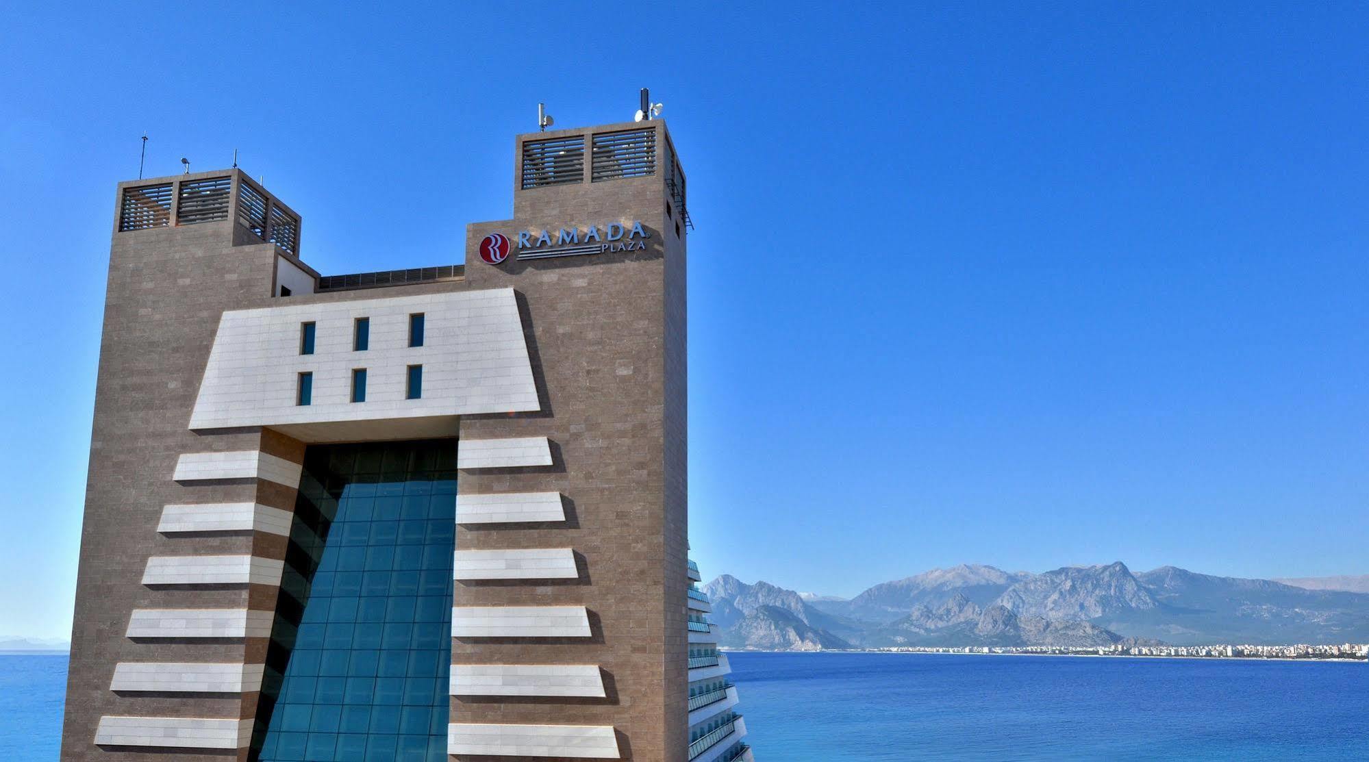 Ramada Plaza מלון 5*